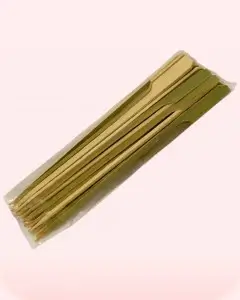 Espetos o brochetas de bambú verde