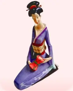 Geisha con kotsuzumi (tambor de mano japonés)
